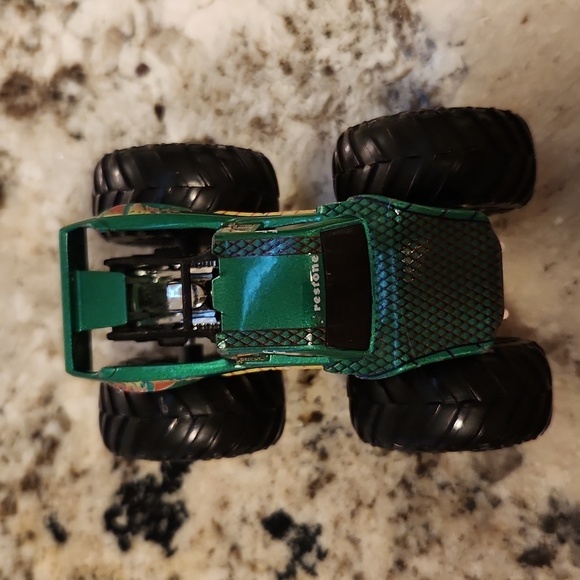 Hot Wheels Monster Trucks Fan Favorites Snake Bite 1:64 scale - Picture 3 of 9
